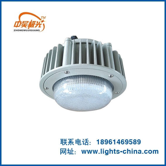LED三防灯是专为潮湿、多尘、有腐蚀性气体或轻微机械冲击等恶劣环境设计的照明设备